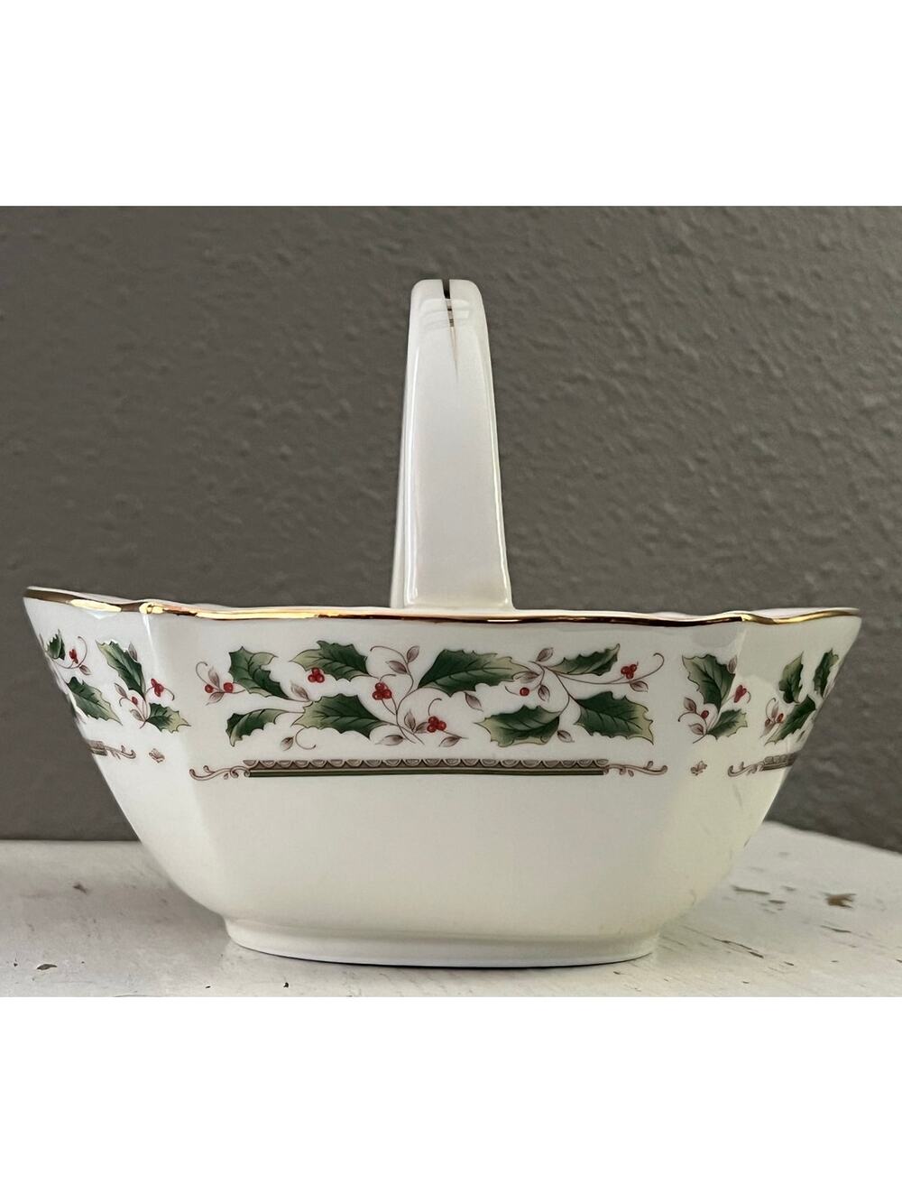Royal Limited HOLLY HOLIDAY Candy Nut Dish Handle Basket Christmas 6"X5"X2.5"